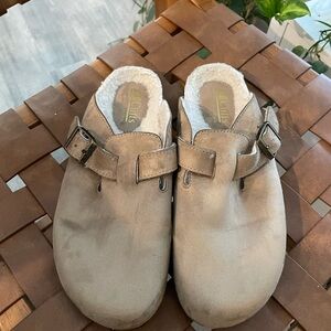 White Mountain Beige Fleece-Lined Clogs